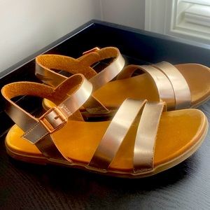 Girls gold sandals size 4